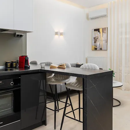 Solange By Halu! 2-bd Next To Metro Station *